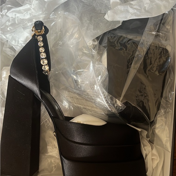 NEW Versace Medusa Aveitas pump - Picture 4 of 9